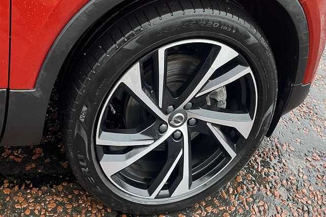 Volvo XC40 SUV 2.0 B4 (197bhp) AWD R-Design Pro Red