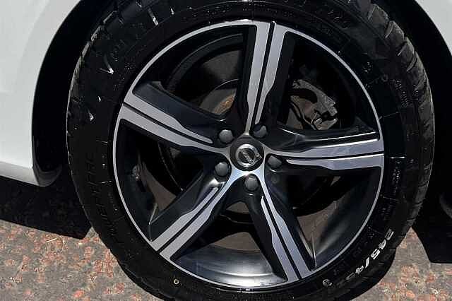 Volvo V90 2.0TD 235bhp AWD D5 R-Design Pro Powerpulse White